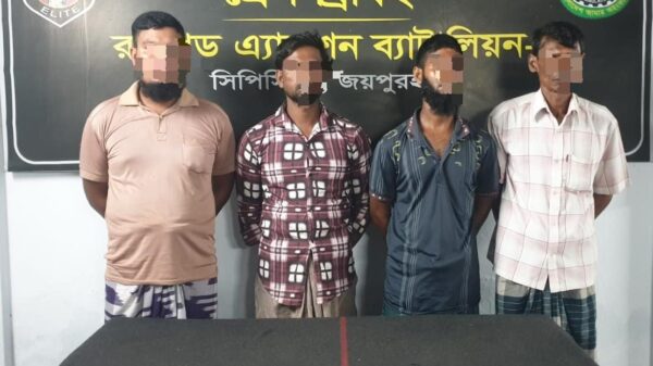 নওগাঁয় র‌্যাব এর অভিযানে কষ্টিপাথরের মূর্তিসহ গ্রেফতার ৪