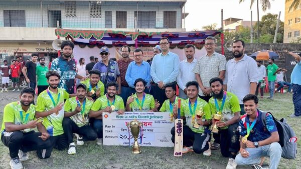 নওগাঁয় সিক্স এই সাইড ক্রিকেট টুর্নামেন্টে ফাইনালে পত্নীতলা টিম চ্যাম্পিয়ন