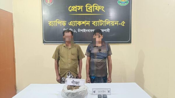 চাঁপাইনবাবগঞ্জে র‌্যাবের হাতে গাঁজাসহ গ্রেফতার-২
