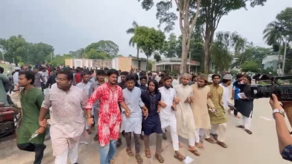 রাজশাহী বিশ্ববিদ্যালয়ে পোষ্য কোটা পুনর্বহালের প্রতিবাদে বিক্ষোভ সমাবেশ