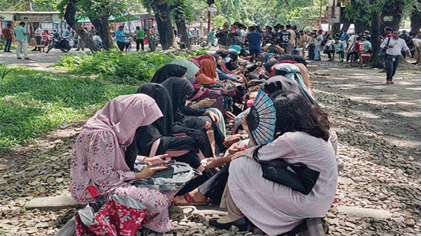 বাকৃবি শিক্ষার্থীদের আন্দোলনে রেললাইন অবরোধ ॥ ট্রেন চলাচল বন্ধ