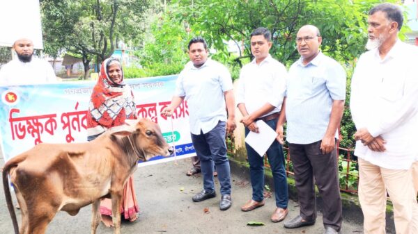 ভোলাহাটে ভিক্ষুক পুনর্বাসনকল্পে ২০ জনকে গরু-ছাগল প্রদান