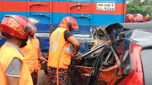 কাভার্ড ভ্যানে প্রাইভেট কারের ধাক্কা ॥ বাবা-মেয়ের মৃত্যু