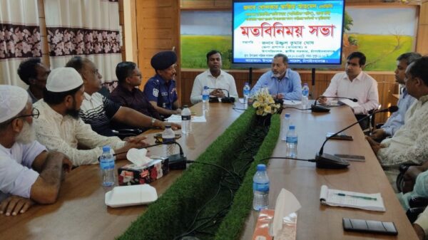 নাচোলে সরকারী কর্মকর্তা ও সুধীজনদের সাথে বিভাগীয় কমিশনারের মতবিনিময়