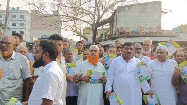 গোমস্তাপুরে সাবেক সাংসদ আমিনুল ইসলামের পক্ষে ৩১দফা লিফলেট বিতরণ