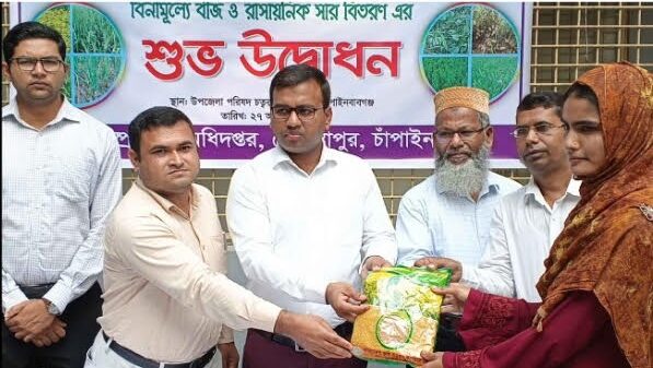 গোমস্তাপুরে কৃষকদের মাঝে বিনামূল্যে বীজ ও সার বিতরন