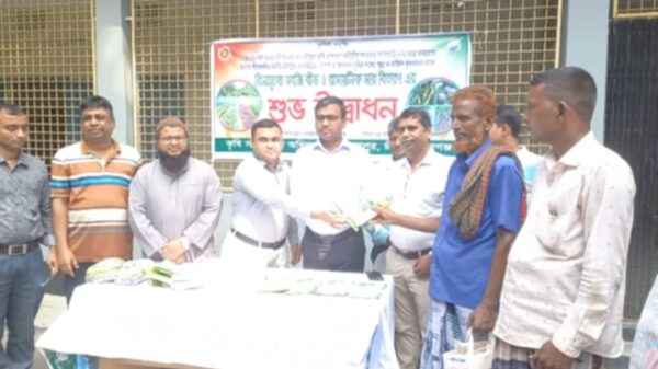 গোমস্তাপুরে বিনামূল্যে শীতকালীন সবজির বীজ ও সার বিতরণ