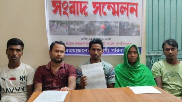 নাচোলে ৫টি ভূমিহীন পরিবারের ঘরবাড়ি ভাংচুর ও মারধরের প্রতিবাদে সংবাদ সম্মেলন