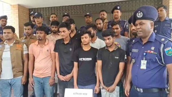 নাটোরে ‘মোবাইল হ্যাকিং চক্রের’ ৯ জন গ্রেপ্তার