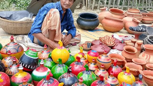 নওগাঁর পত্নীতলায় হারিয়ে যাচ্ছে মৃৎশিল্প