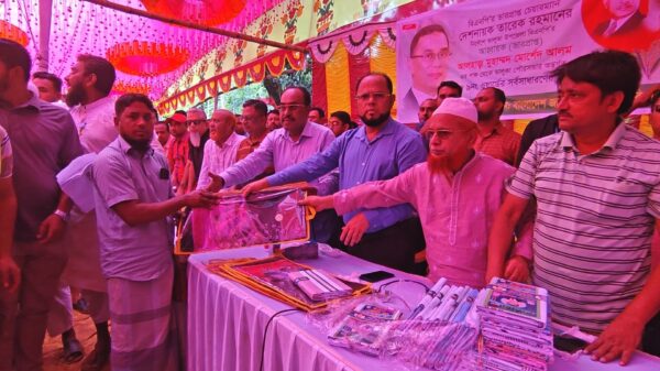 বিএনপি নেতার অর্থায়নে ভালুকায় ১০ হাজার শাড়ি-লুঙ্গি বিতরণ