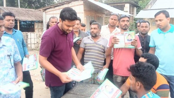 ভোলাহাটে বিএনপির মনোনয়ন প্রত্যাশী আশরাফের পক্ষে লিফলেট বিতরণ