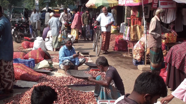চাঁপাইনবাবগঞ্জে পেঁয়াজের বাজারে অস্থিরতা-স্বাভাবিকের আশায় ক্রেতারা