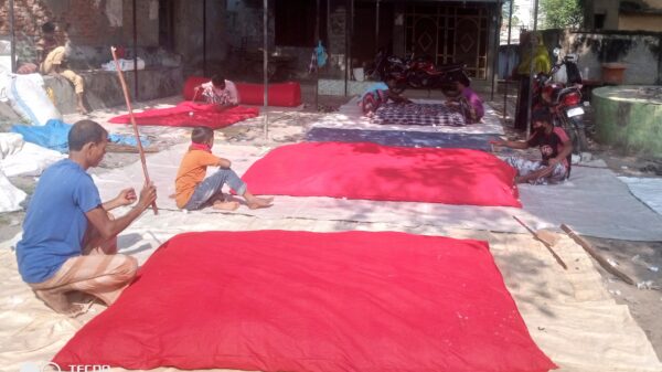 গোমস্তাপুরে ব্যস্ত সময় পার করছে লেপ-তোষকের কারিগররা