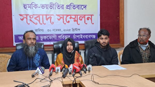 চাঁপাইনবাবগঞ্জে “স্বেচ্ছায় বিবাহ, তবুও অপহরণ মামলা”-নিরাপত্তা চেয়ে ইসরাত খাতুন’র সংবাদ সম্মেলন