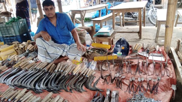 গ্রামীণ লোহা ও কৃষিযন্ত্র বিক্রেতাদের মন্দাভাব চাঁপাইনবাবগঞ্জে