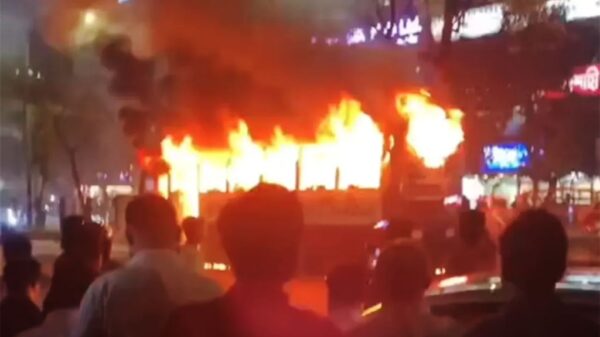 রাজধানীতে বাসে আগুন-ককটেল বিস্ফোরণ ॥ সতর্ক অবস্থানে পুলিশ