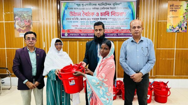 গোমস্তাপুরে ক্ষুদ্র নৃ-গোষ্ঠী পরিবারের মাঝে সেমিপাকা টয়লেটের চাবি ও মালামাল হস্তান্তর