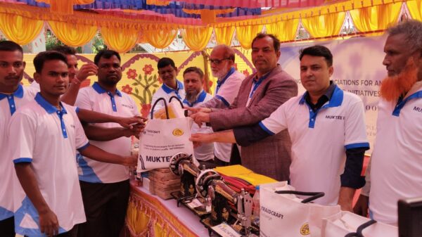 নাচোলে দরিদ্র উপকারভোগীদের মাঝে বিভিন্ন উপকরণ বিতরণ করাহয়