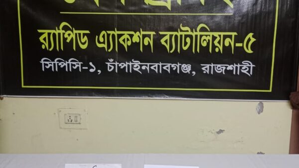 চাঁপাইনবাবগঞ্জে হেরোইন পাচারকালে ৩ মাদক ব্যবসায়ী আটক