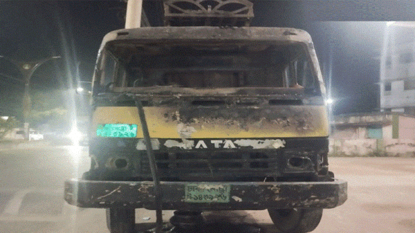 ট্রাকচাপায় রাজশাহী কলেজছাত্রের মৃত্যু ॥ ট্রাকে আগুন