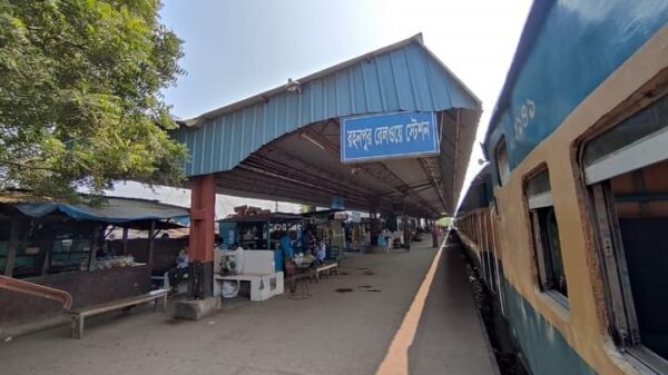 রহনপুর-রাজশাহী কমিউটার ট্রেনে বগির সিরিয়াল এলোমেলো ॥ যাত্রীদের ভোগান্তি চরমে!