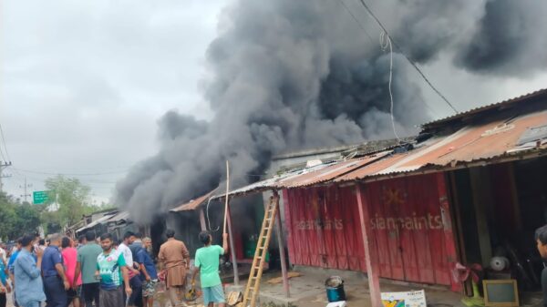 গোমস্তাপুরে বৈদ্যুতিক শর্ট সার্কিটে অগ্নিকাণ্ড ॥ দোকানের মালামাল ভষ্মিভূত