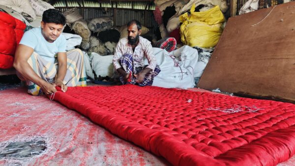 সিংড়ায় শীতের আগমনে ভীড় বাড়ছে লেপ তোষকের দোকানে