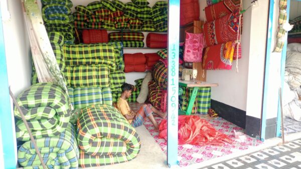 শীতের আগমনে ভালুকায় ব্যস্ততা বেড়েছে লেপ-তোষক তৈরির কারিগরদের