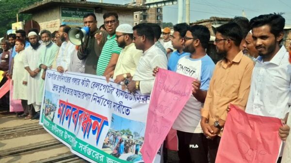 নওগাঁয় যানজট নিরসনে ফ্লাইওভার নির্মাণের দাবীতে আমজনতার মানববন্ধন