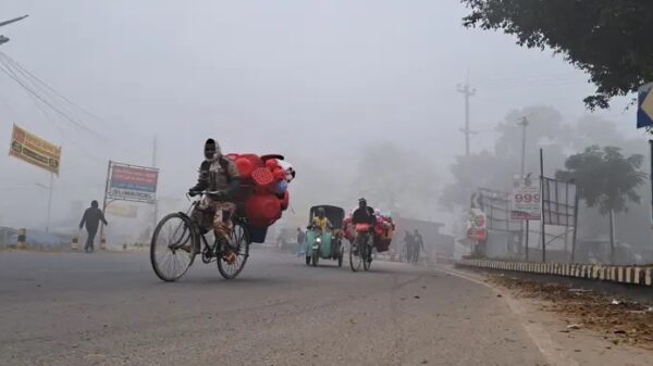 হঠাৎ শীতে কাঁপছে সীমান্ত জেলা চাঁপাইনবাবগঞ্জ ॥ শীতে বিপাকে খেটে খাওয়া মানুষ-বাড়ছে শীতবস্ত্রের চাহিদা
