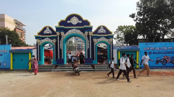 নওগাঁয় প্রশাসনের অনুমতি ছাড়াই স্কুল মাঠ দখল করে বাণিজ্য মেলা
