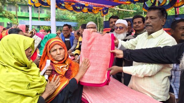 রহনপুরে শীতার্ত গরিব ও অসহায় মানুষের মাঝে ১২০০ কম্বল বিতরণ