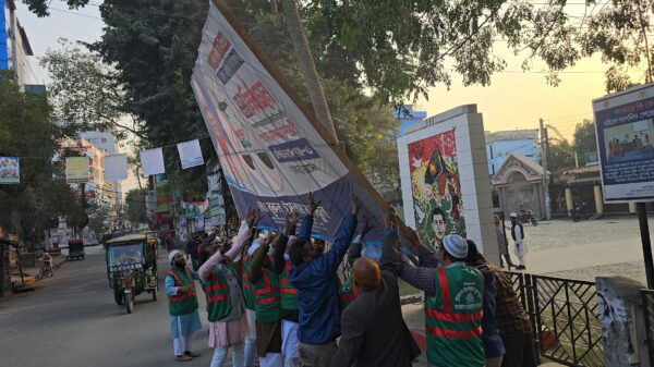 ইসির নির্দেশনায় চাঁপাইনবাবগঞ্জে জামায়াতের প্রচার সামগ্রী অপসারণ শুরু করেছে