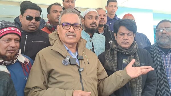 ক্ষতিগ্রস্থ পুলিশ ফাঁড়ি পরিদর্শন ॥ ‘মবের ঘটনায় প্রশাসনিক দুর্বলতা খতিয়ে দেখা দরকার’-হারুনুর রশীদ