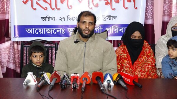 চাঁপাইনবাবগঞ্জে বসতবাড়ি থেকে উচ্ছেদ এবং হামলা-লুটপাটের অভিযোগে সংবাদ সম্মেলন