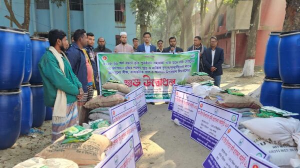 ভোলাহাটে বিনামূল্যে বীজ ও সার বিতরণ