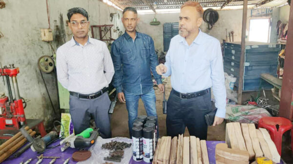 লক্ষ্মীপুরে ওয়ার্কশপে অবৈধ আগ্নেয়াস্ত্র তৈরি, পিস্তলসহ সরঞ্জাম উদ্ধার