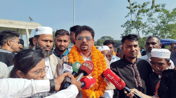 নড়াইল-২ আসনের গণঅধিকারের এমপি প্রার্থীকে ফুলেল শুভেচ্ছা