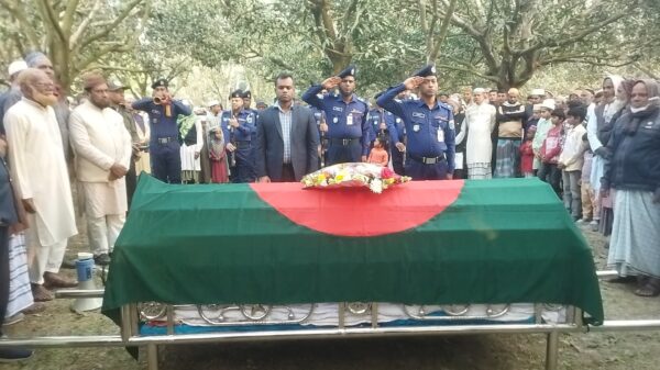 শিবগঞ্জে রাষ্ট্রীয় মর্যাদায় বীরমুক্তিযোদ্ধা হাবিবুর রহমান’র মরদেহ দাফন