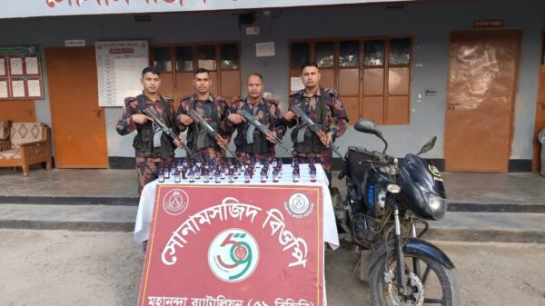 সিটের নিচে লুকানো মাদক ॥ শিবগঞ্জ সীমান্তে জব্দ করেছে ৫৯ বিজিবি