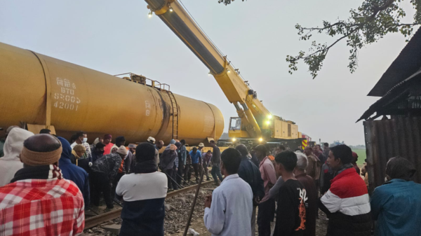 আমনূরায় তেলবাহী ট্রেনের ওয়াগন লাইনচ্যুত ॥ ৮ ঘণ্টা পর উদ্ধার