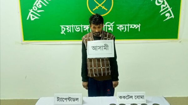 চুয়াডাঙ্গায় সেনা-পুলিশ যৌথ অভিযানে ট্যাপেন্টাডল সহ আটক ১ ককটেল বোমা উদ্ধার