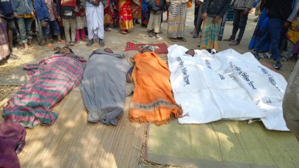 নওগাঁর মহাদেবপুরে সড়ক দূর্ঘটনায় ৫ জনের মর্মান্তিক মৃত্যু