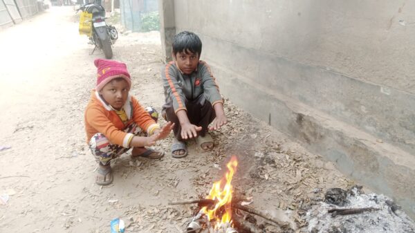 চাঁপাইনবাবগেঞ্জ শীতবস্ত্রের অভাবে নীরব কষ্টে হাজারো মানুষ