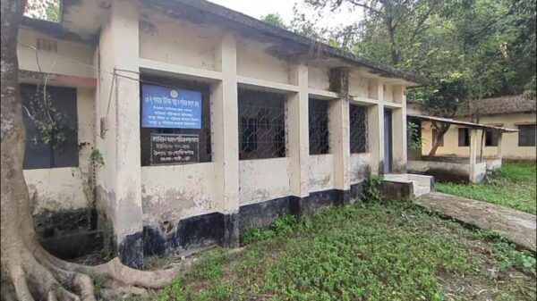 গোবিন্দগঞ্জের শাখাহার ইউপি স্বাস্থ্য প.প কেন্দ্রের স্বাস্থ্যসেবা বন্ধ ॥ বঞ্চিত হাজারও মানুষ