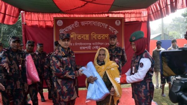 শীতের কনকনে হাওয়ায় মানবিক বিজিবি ॥ চাঁপাইনবাবগঞ্জ সীমান্তে শীতার্তদের মাঝে কম্বল বিতরণ’