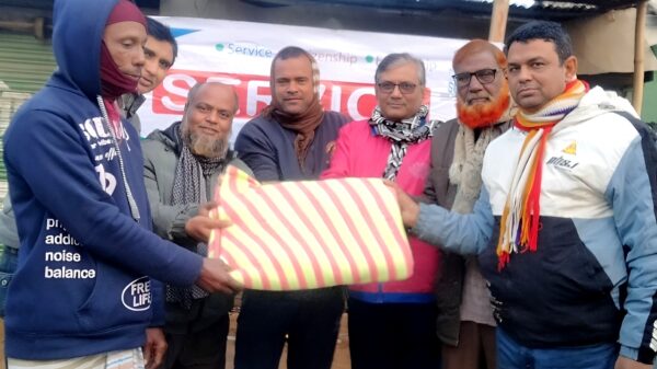 গোবিন্দগঞ্জে এপেক্স ক্লাবের উদ্যোগে সুবিধাবঞ্চিত মানুষের মাঝে শীতবস্ত্র বিতরণ