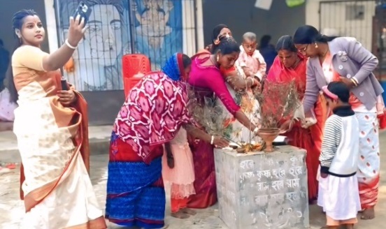 রহনপুরে মহানন্দা নদীতে সনাতন ধর্মাবলম্বীদের গঙ্গা স্নান