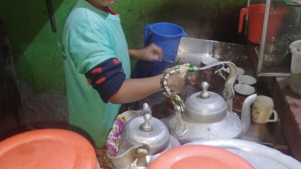 হাতের খেলনা নয়-হাতে কাজ ॥ চাঁপাইনবাবগঞ্জে শৈশব গিলে খাচ্ছে শিশু শ্রম